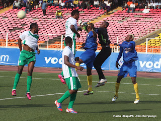 Lupopo( bleu) gagne DCMP (vert-blanc) le 28/04/2013 au stade des Martyrs à Kinshasa, score: 2-1. Radio Okapi/ Ph. John Bompengo