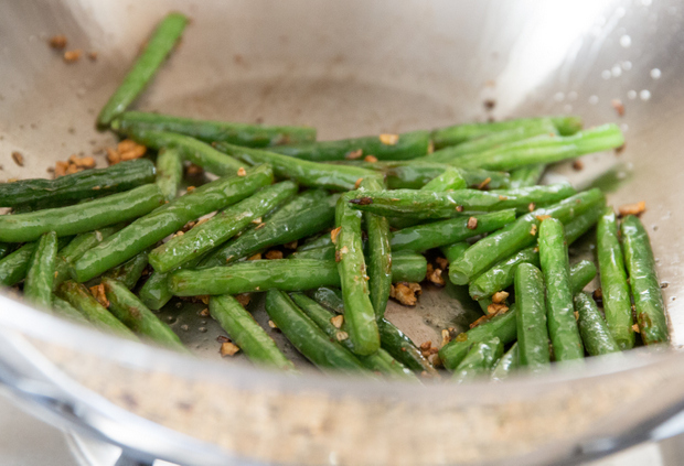 photo of the finished green beans in the wok 