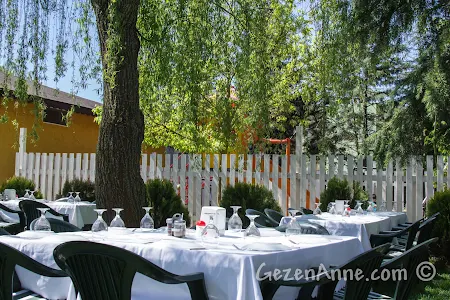 Cumhuriyetköy'deki Beyaz Bahçe'deki beyaz örtülü masalar