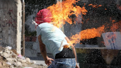 IDF Bắn Chết Kẻ Khủng Bố khi Anh Ta Đang Cố Ném Bom Xăng Vào Xe Của Israel