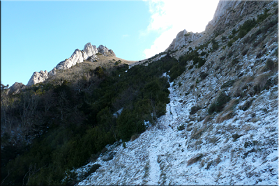 Marcado sendero hacia la Peña