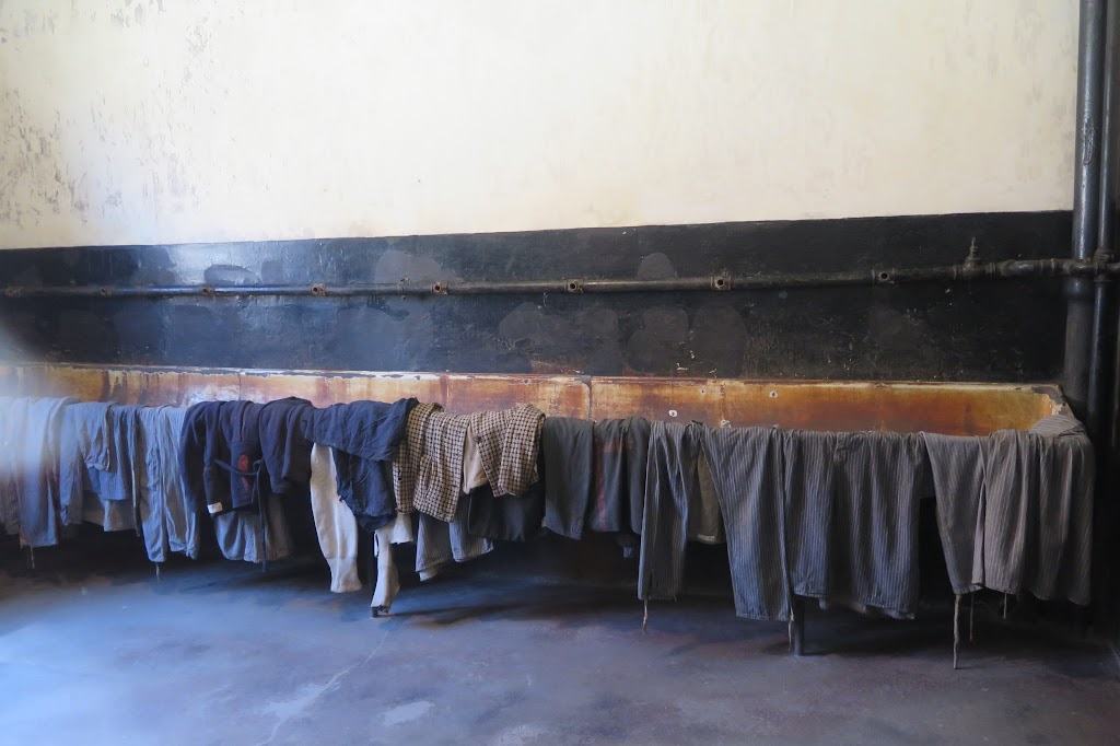 Raum, in dem sich die Gefangenen vor der Erschießung auskleiden mussten