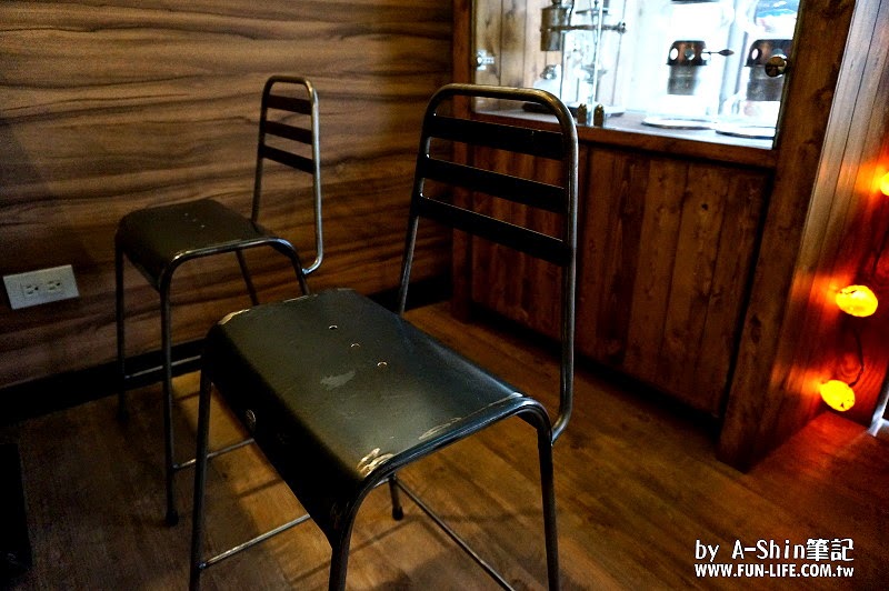 巫師咖啡館|太平咖啡館推薦:巫師咖啡館。這邊厚鬆餅紮紮實實，點精品咖啡，老闆更是仔細介紹~