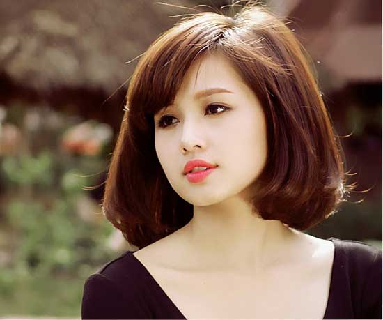 Kiểu tóc ngắn xoăn vểnh ra ngoài nhung mau toc uon dep nhat 2018