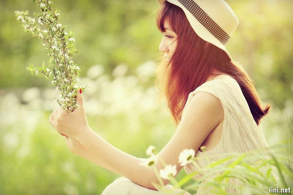 1001 ảnh cô gái dễ thương với tâm trạng buồn (có Thơ ngắn hay) ảnh con gái dễ thương trong cánh đồng hoa