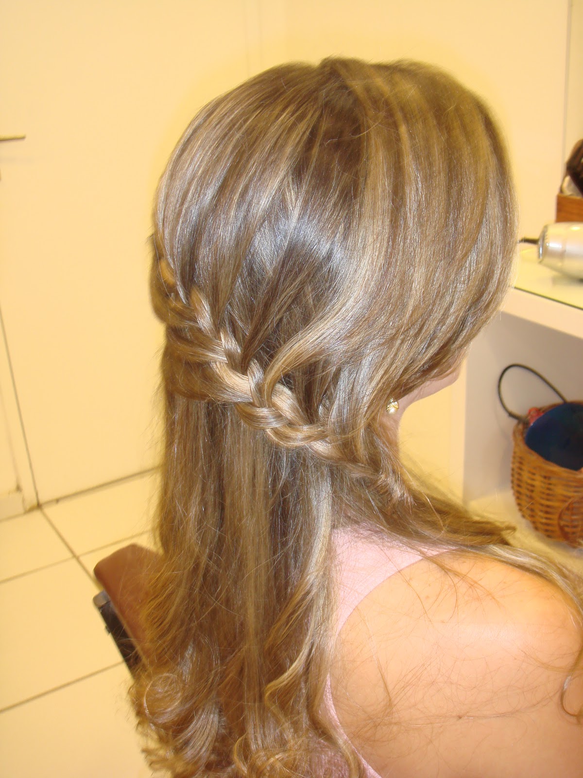 L'atelier,Beleza e Arte: Trança de raiz sobre o cabelo solto com  cachos.Penteado para casamento de dia.