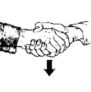 Старший первый руку подает. Жест рукопожатие. Доминантное рукопожатие. Невербальное общение рукопожатие. Рука протянутая для рукопожатия.