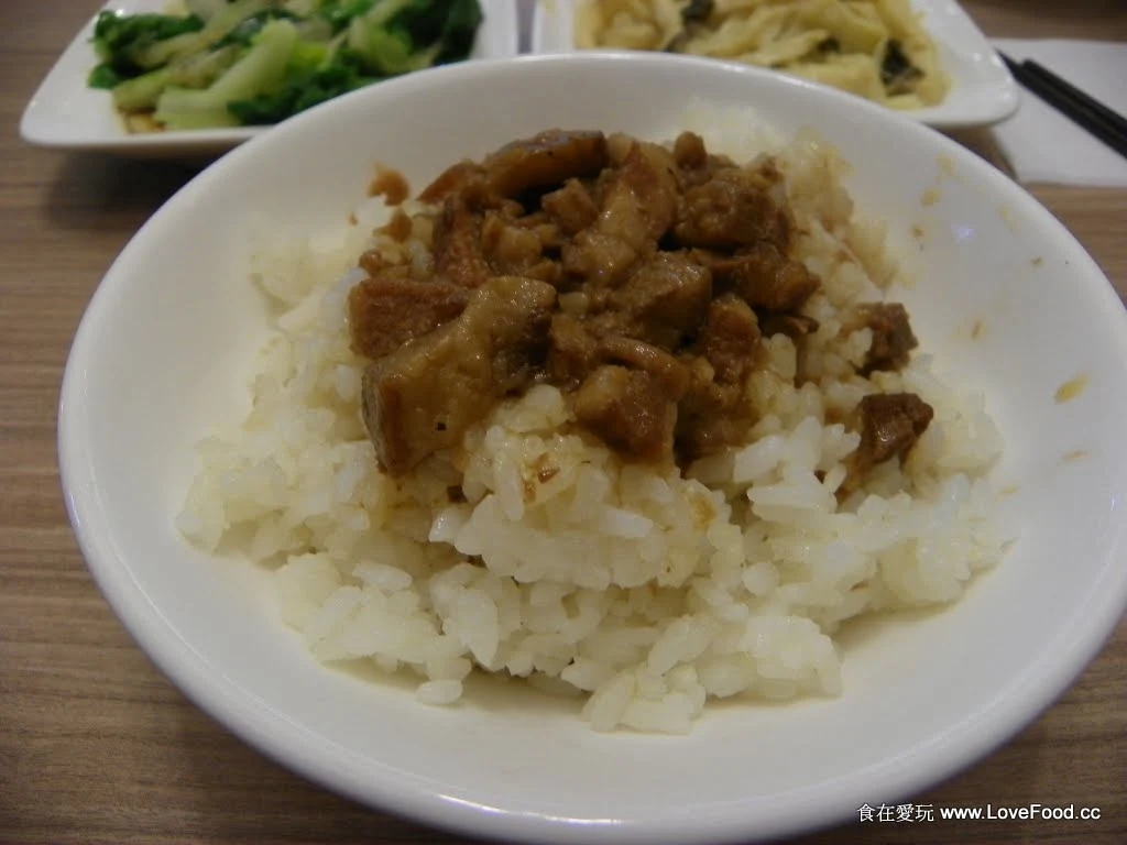 天蒸滷肉飯淋上深褐油亮肉燥特寫