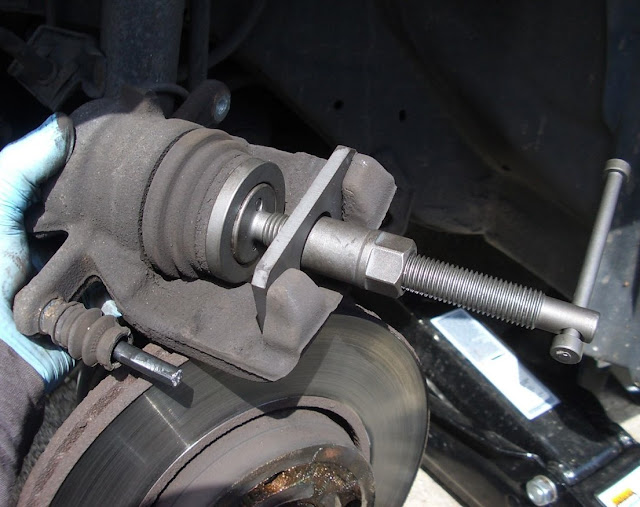 How To: Change your discs and pads (front) | Nissan Note Owners Forum