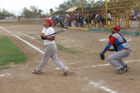 Marco González de CNC en el softbol sabatino