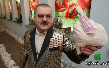 بالصور مليونير روسي يغطي أرض منزله بالنقود‎ Millionaire-33-500x348