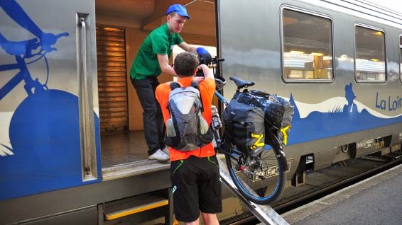 Wagon spécial vélo sur le train Interloire en été entre Orléans et le Croisic avec Monsieur vélo (crédit photo : Christophe Turgis pour France 3 Pays de la Loire)