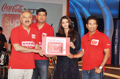 Aishwarya Rai Bachchan accompanied by Sachin Tendulkar strikes a pose during 'Support My School' Telethon '13, held in Mumbai on February 3, 2013. (Pic: Viral Bhayani)