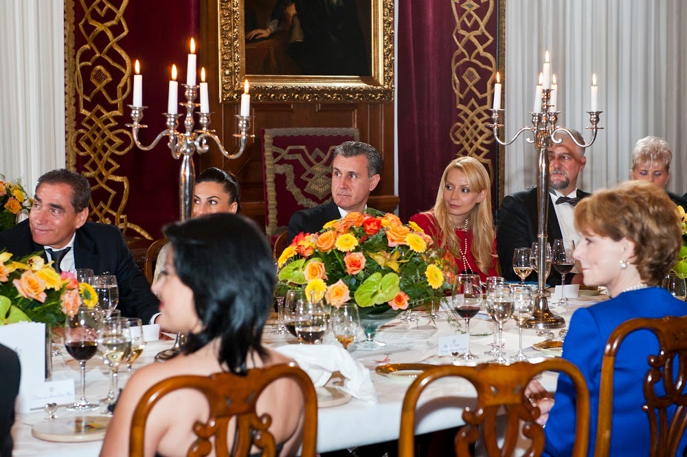 Dineu la Castelul Peleș cu ocazia de 150 de ani a Senatului României Dineu la Castelul Peleș cu ocazia de 150 de ani a Senatului României