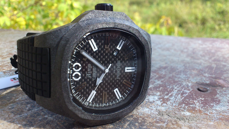 Shark s1 watch. Карбоновые часы. Часы настенные из карбона. Marq Carbon часы. Титановые часы с карбонам Minimalist.