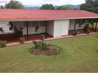 Casa prefabricada de 1 planta, 3 alcobas, baño, sala-comedor y cocina. Casa auxiliar de mayordomo con baño. Hermosos jardines exteriores con árboles frutales. Ubicada en el kilómetro 21 vía al mar, a 45 minutos de Cali. Parcelación Monte Rico. Área del lote: 10.000m2 Habitaciones: 3 Precio COP$160.000.000