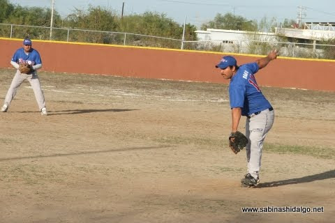 Dagoberto Torres lanzando por Rayos en el softbol sabatino