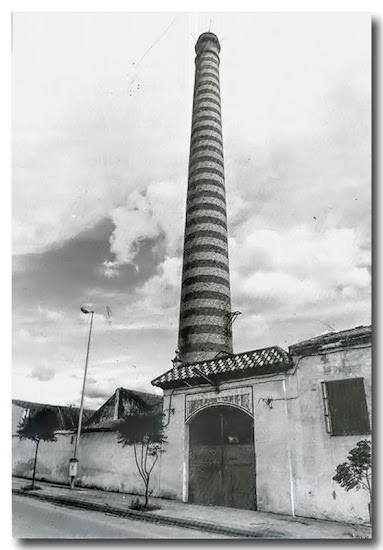 Chimenea fábrica de Yute.- Foto: Revista Feria 1998