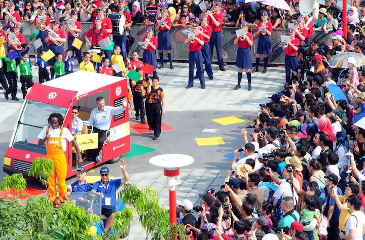 General Manager Legoland Malaysia melambai tangan di majlis perasmian