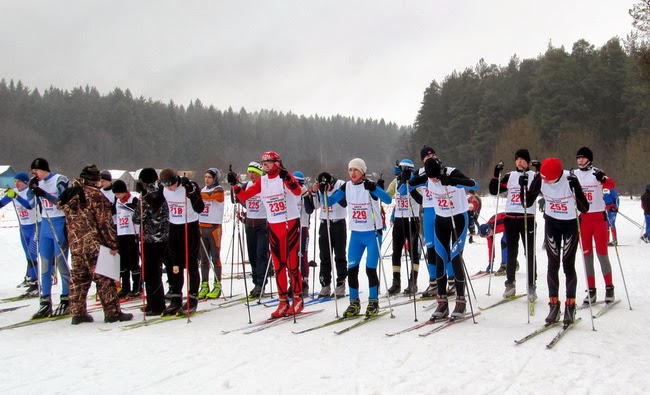 Старт лыжного забега на соревнованиях в Данилове