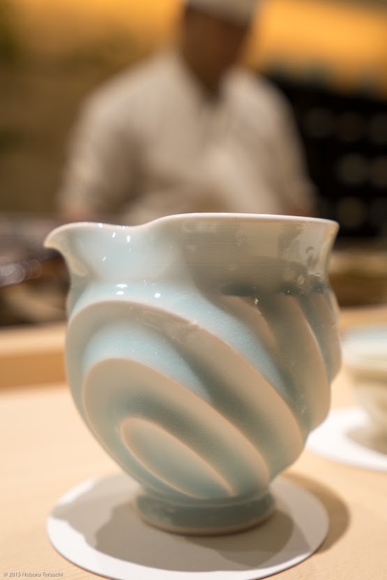 流れるようなフォルムを奏でる青白磁の器