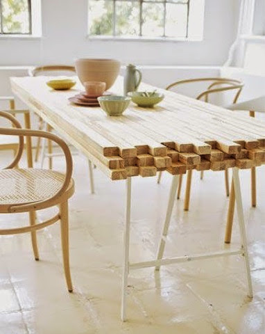 Mesa com reaproveitamento de peças de madeira