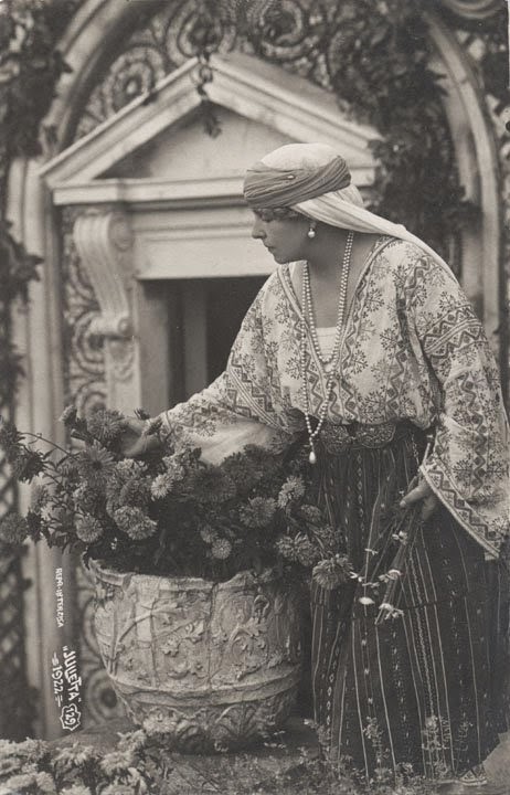 Regina Maria a României în costum popular - Queen Marie of Romania dressed in traditional costume Regina Maria a României în costum popular - Queen Marie of Romania dressed in traditional costume