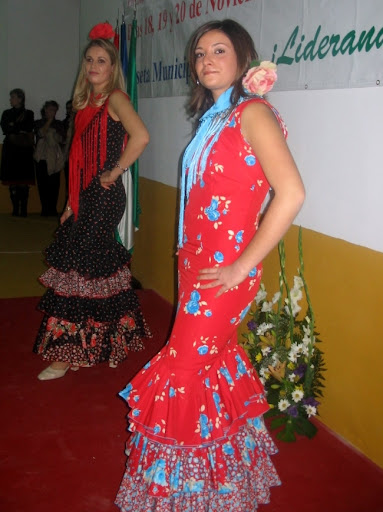 بالصور // عرض أزياء أندلسى للملابس التقليدية (( فتيات وسيدات )) فقط من أمواج DESFILE%25252053