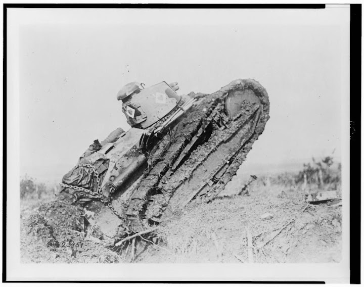 "ALARM !"    FT17 attaquant une tranchée allemande - 1918 3c15011v