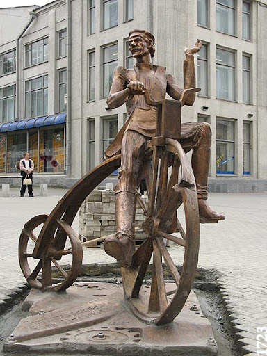 Скульптуры велосипедистов - есть и такие. 01-06.08.2006-2