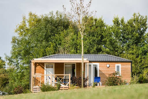 Château de Lez Eaux, camping 5 étoiles avec piscine couverte.
