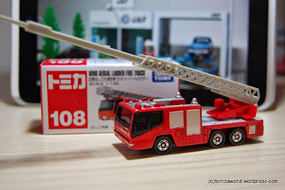 Tomica 108 Hino Ladder có thang dài 