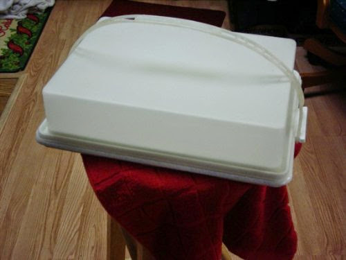  Tupperware Vintage Rectangular Speckled Cake Taker with Handle