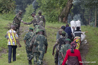 Des officiers des FARDC sillonnent la zone frontalière avec le Rwanda où des militaires congolais et rwandais se sont tirés dessus le 3 novembre 2012 (Photo Sylvain Liechti). © MONUSCO/Sylvain Liechti
