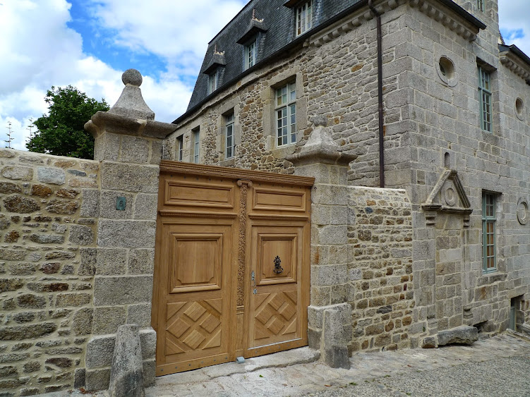 Une porte cochère (cherche menuisier dans le 22) P1020763