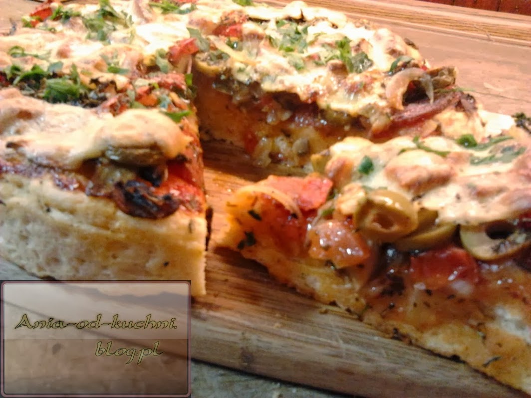Domowa pizza na gruuubrym cieście – naprawdę grubym :) – Ania od kuchni –  kulinarna podróż przez codzienność