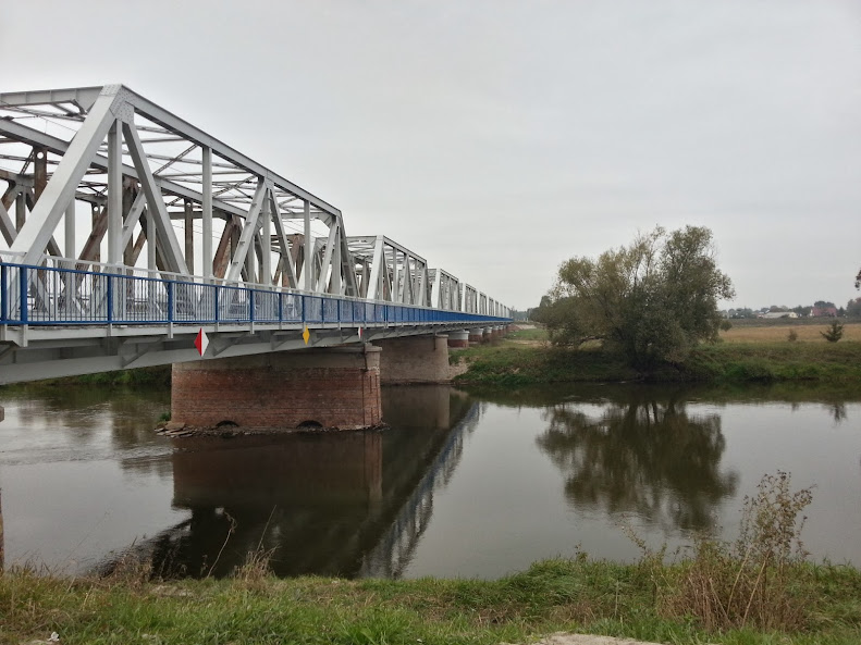 Czesciowo odrestaurowany most kolejowy w Solcu