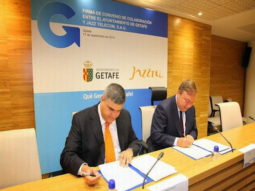 El Ayuntamiento y Jazztel firman un convenio para la  implantación de la fibra óptica en Getafe y de fomento del  empleo