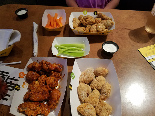 Chicken Wings Restaurant «Buffalo Wild Wings», reviews and photos, 7401 Market St #801, Youngstown, OH 44512, USA