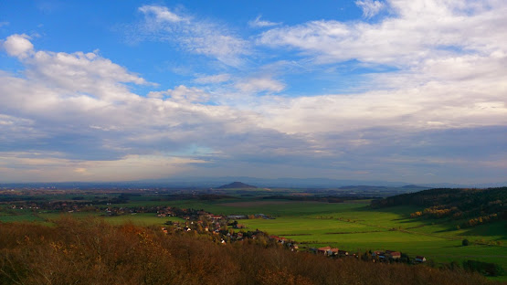 Blick vom Hochstein zur Landeskrone bei Görlitz, im Hintergrund das Riesengebirge.