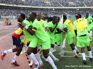 Des joueurs du DCMP célèbrent la victoire contre Lupopo le 20/05/2012 au stade des Martyrs à Kinshasa, score: 4-0. Radio Okapi/ Ph. John Bompengo