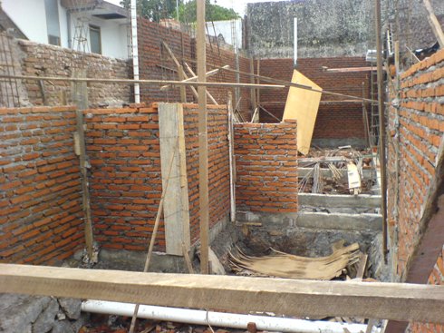 Membuat beton rabat untuk garasi dan pemasangan dinding 