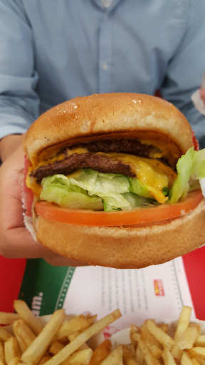 Hamburger Restaurant «In-N-Out Burger», reviews and photos, 600 N Sepulveda Blvd, El Segundo, CA 90245, USA