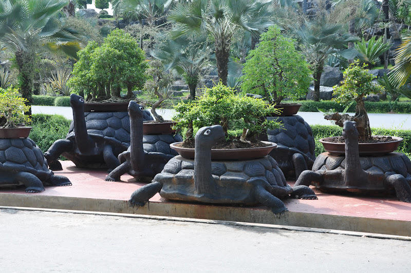 Скульптуры черепах в парке Нонг Нуч