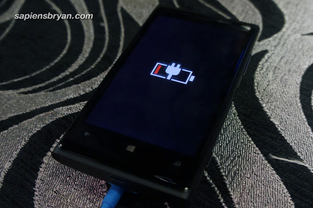 Nokia Lumia 920 is charging via Nokia Wireless Charging Plate