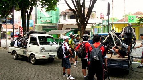 Kami berangkat dari Kota Malang menggunakan 2 buah kendaraan Pick Up.