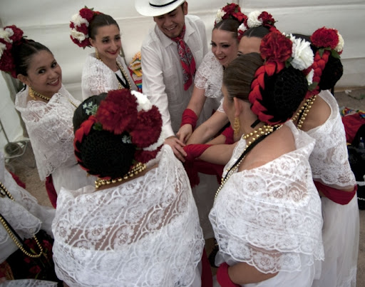 Intgrantes de Òok’ot Danza Folclórica de México.