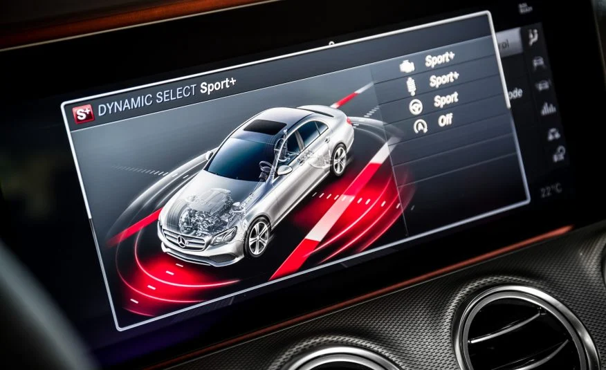 Hệ thống màn hình hiển thị cỡ lớn cực thông minh cảu E43 AMG 2017
