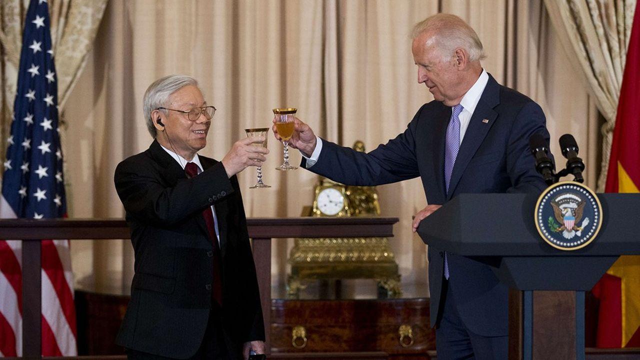 Joe Biden, alors vice-président, et le secrétaire général du Parti communiste vietnamien, Nguyen Phu Trong, lors d'une rencontre à Washington en 2015.