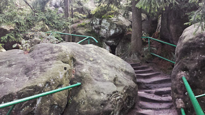 Szczeliniec Wielki wejście kamiennymi schodami